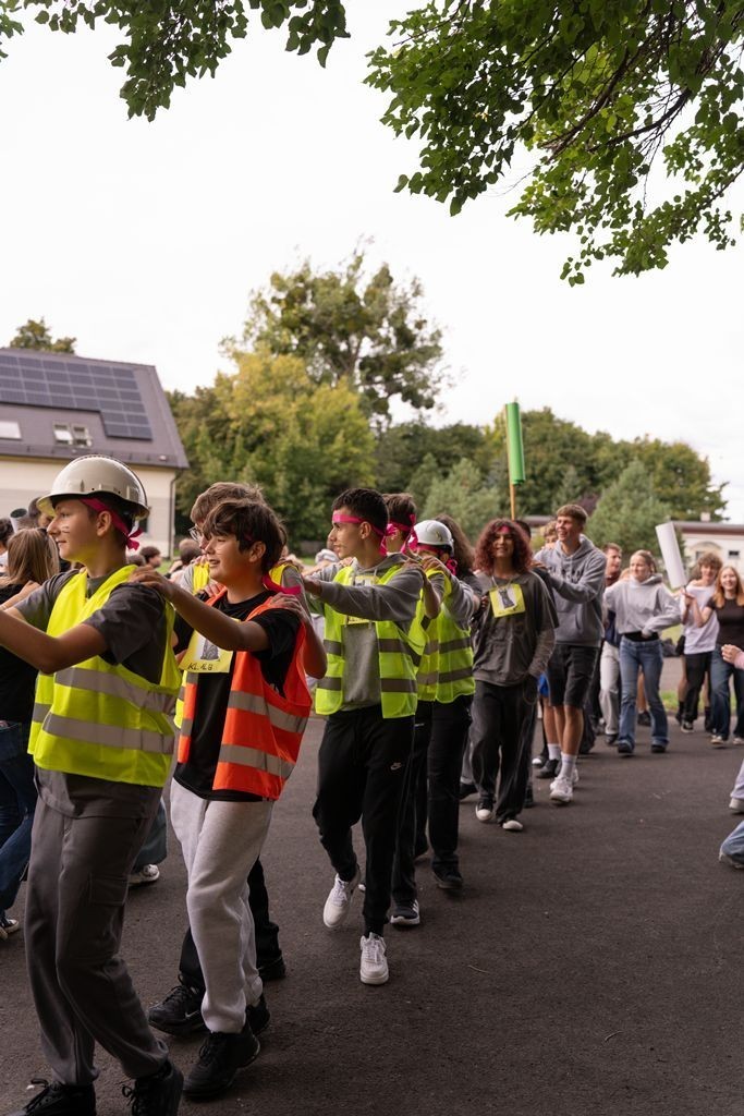 Pierwszaki ruszyły szkolnym pociągiem! Kolorowe otrzęsiny w Technikum nr 3 w Malborku