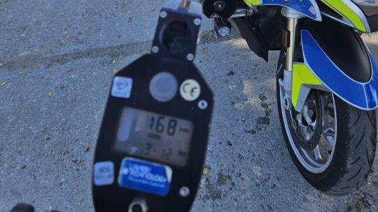 Pędził 168 km/h w miejscu, gdzie było 70 km/h. Kierowca stracił prawo jazdy