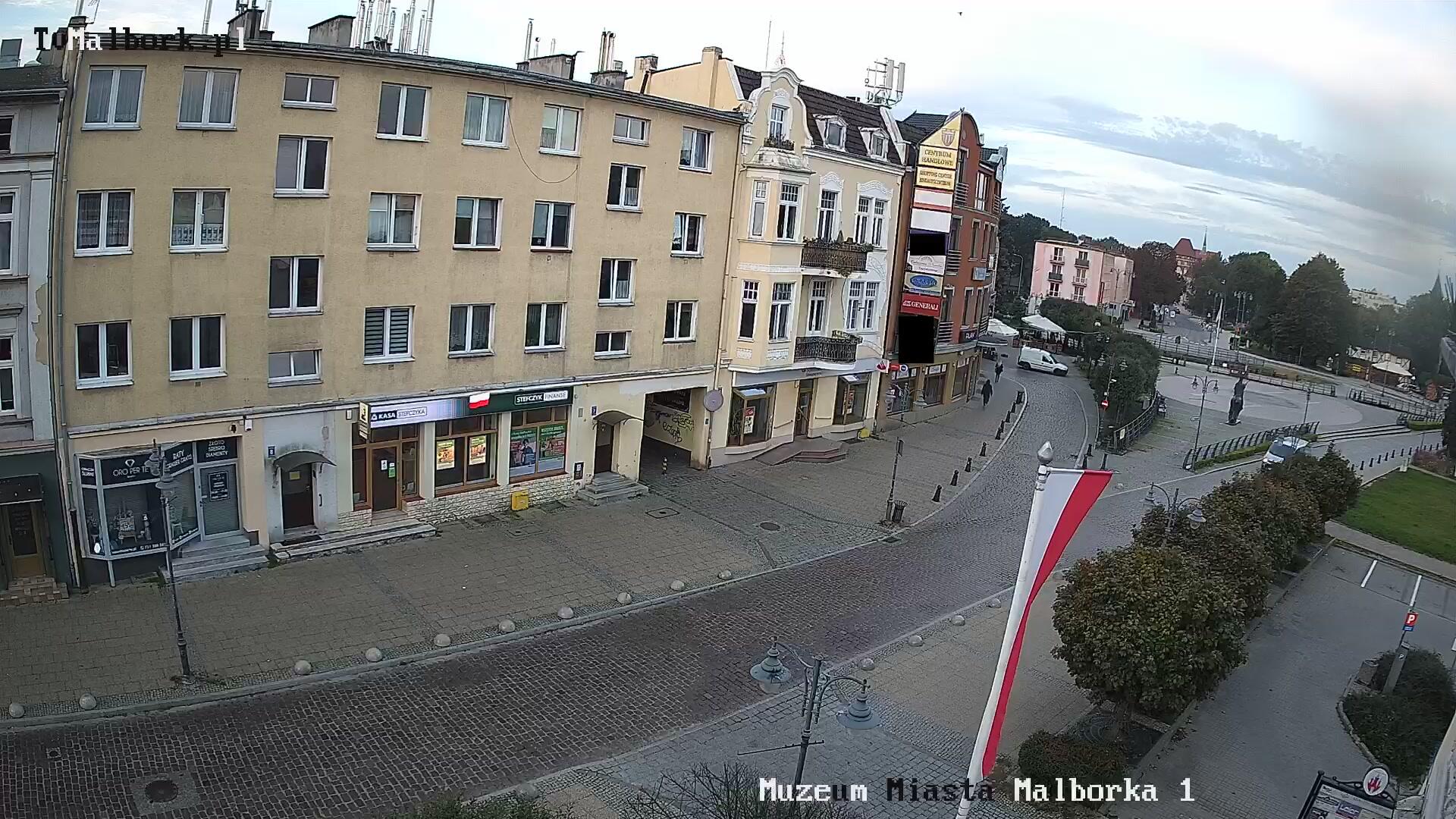 Podgląd: Pomnik Króla Kazimierza Jagiellończyka i plac miejski z fontanną - na żywo z Muzeum Miasta Malborka. Kamera pogodowa Telewizji Malbork